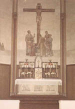 Kirche Hl. Familie mit Altar und Kreuzigungsbild