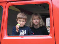 Kinder im Feuerwehrauto